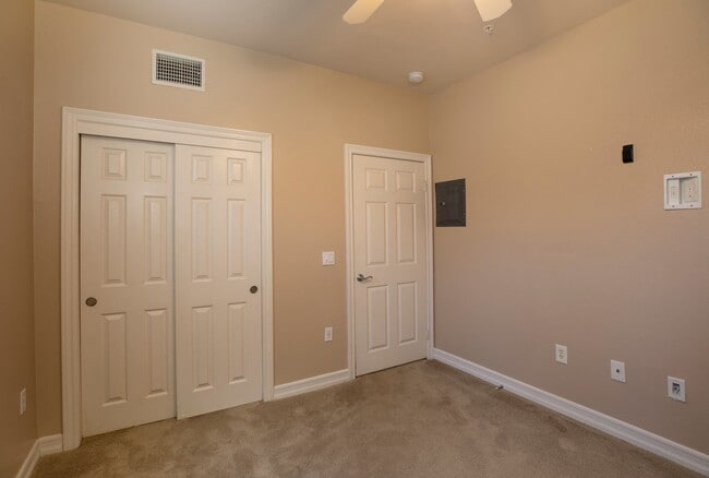 Building Photo - Rare Corner 3BR with Great Natural Light + 2 Parking Spaces