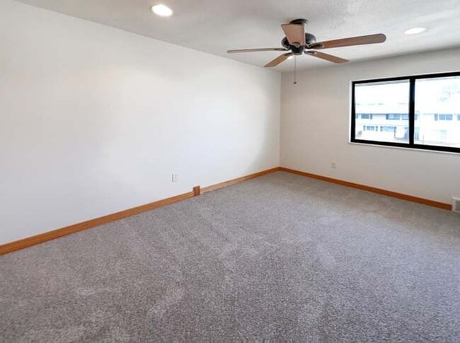 Building Photo - 3 Bed Shoreview Townhome