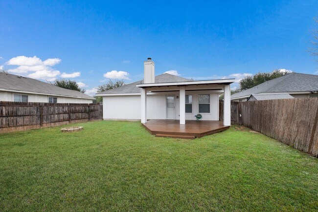 Building Photo - Freshly Painted Spacious 4 Bedroom!