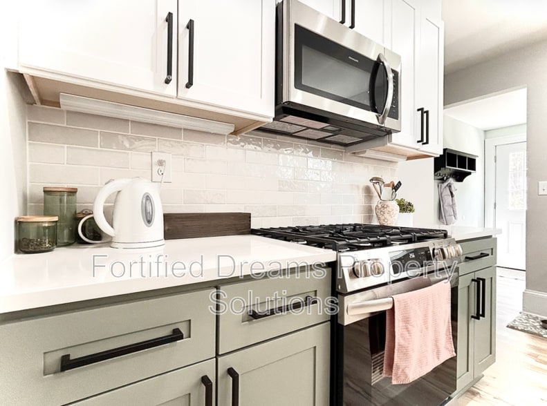 Building Photo - 2240 Queen St