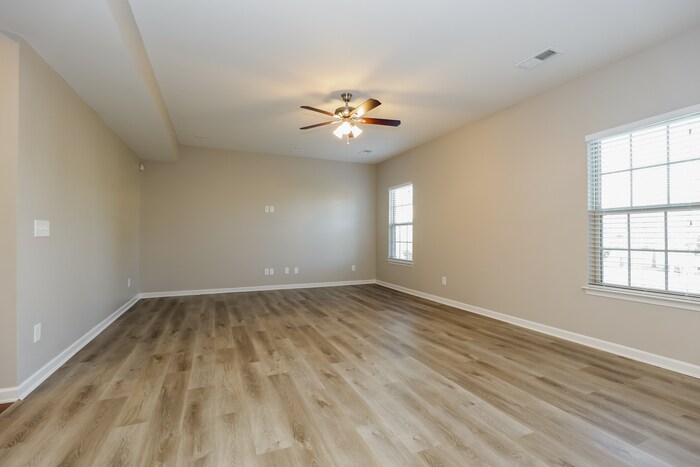 Building Photo - 1543 Oak Dr