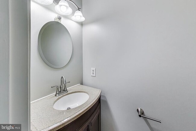 Building Photo - 3027 Mozart Dr