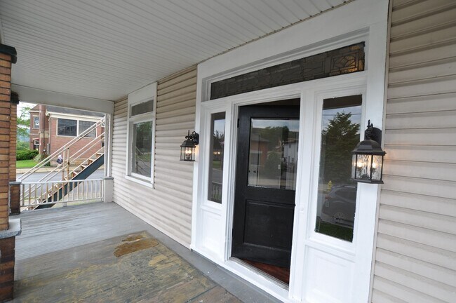 Building Photo - Large 1-Bedroom Apartment NO APPLICATION FEE!! (Beaver Falls)