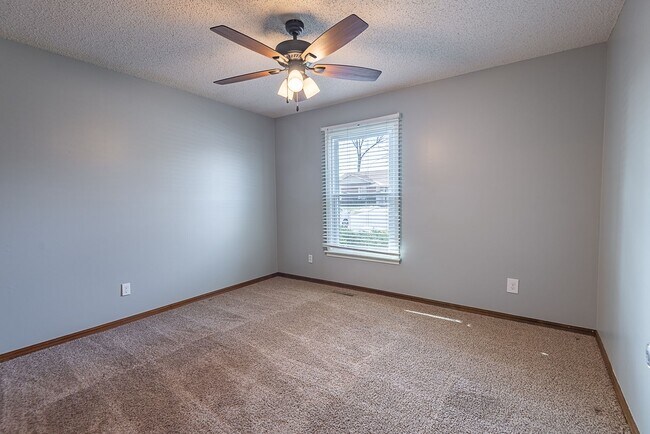 Building Photo - 3 Bed 2.5 Bath Springfield, MO