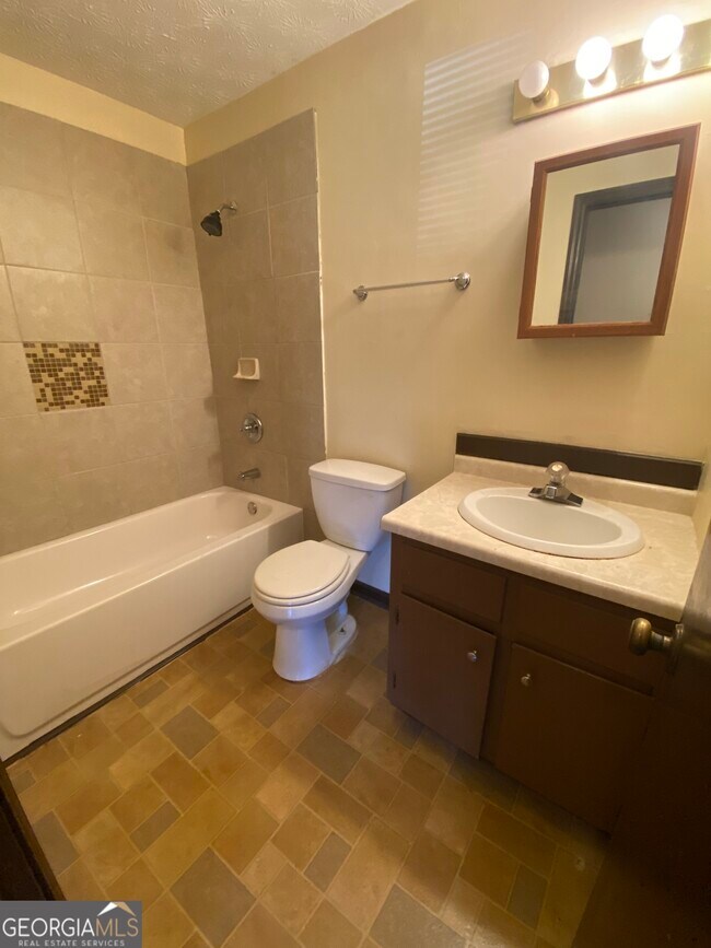 Building Photo - 129 Tanglewood Dr