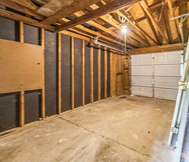 Building Photo - 13 W Adams Dr