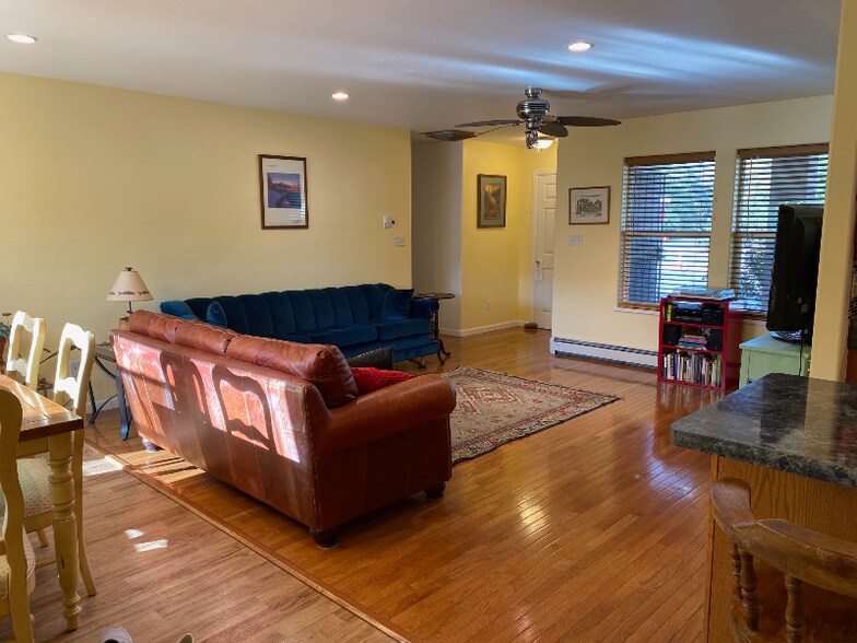 Building Photo - 883 Vineyard Ave