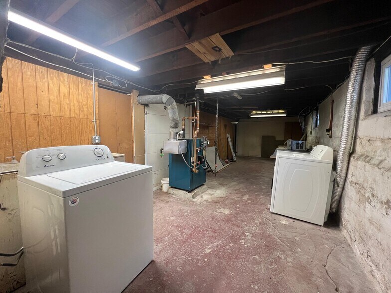 Building Photo - 10 Cady Ave