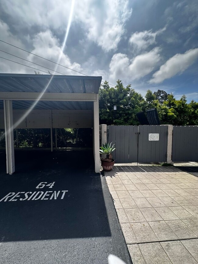 Building Photo - Beautiful, Charming 2-story townhome 2 bedroom and 1.5 bath located on the cusp of Clairemont and...