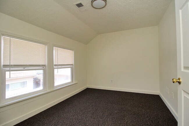 Building Photo - UNIVERSITY LIVING - Beautiful 5 Bedroom Ho...