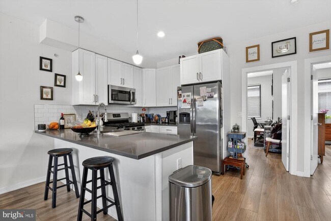 Building Photo - 381 Martin St