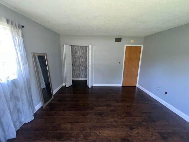 Building Photo - 7 Lamplight Ln