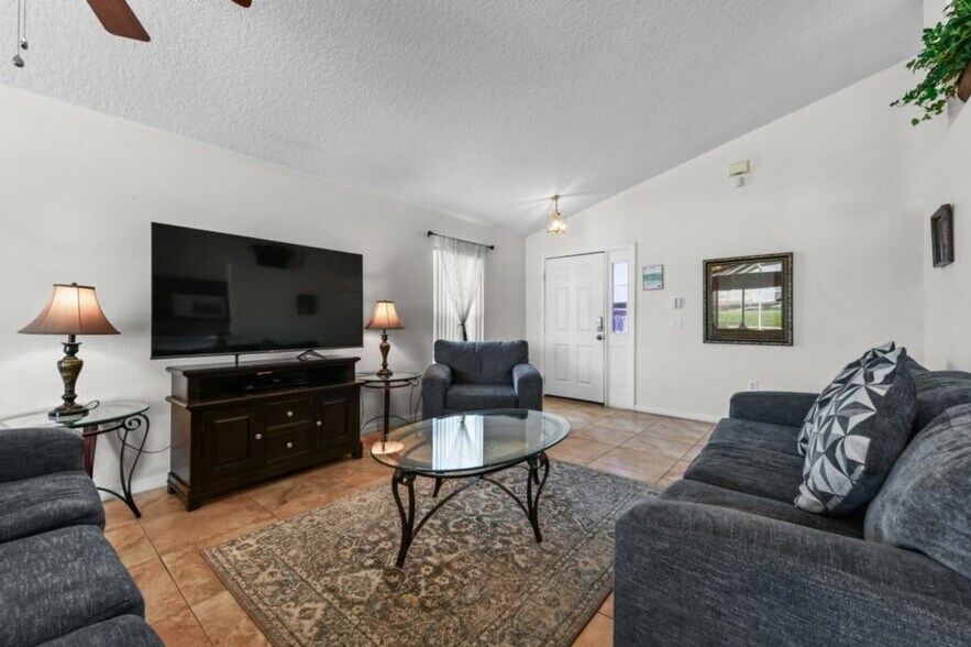 Building Photo - 447 High Point Dr