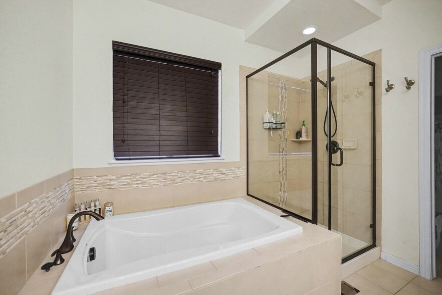 Building Photo - 470 Grenville Cir