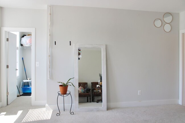 Building Photo - Primary bedroom with private bath