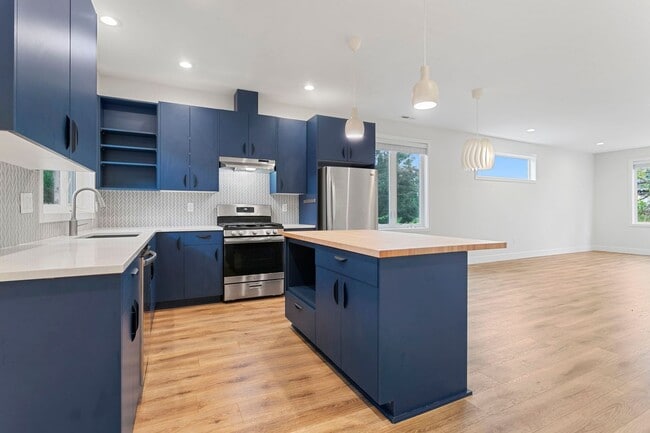 Building Photo - 4 bed/3.5 Bath Townhouse in Richmond Neighborhood, SE Portland