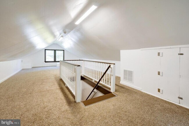 Building Photo - 4851 Crescent St