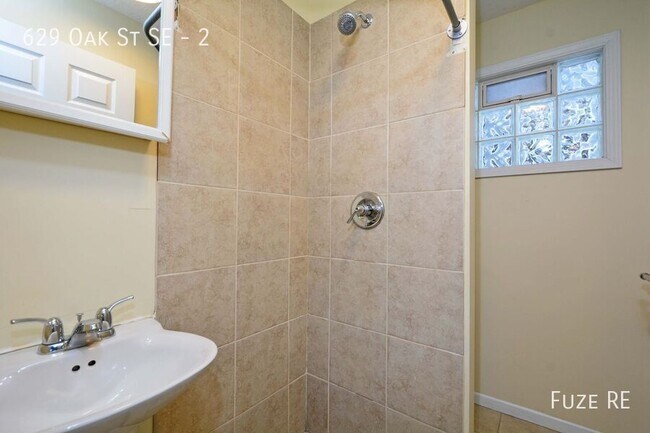 Building Photo - 629 SE Oak St