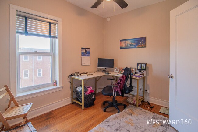 Building Photo - 844 W Lakeside Pl