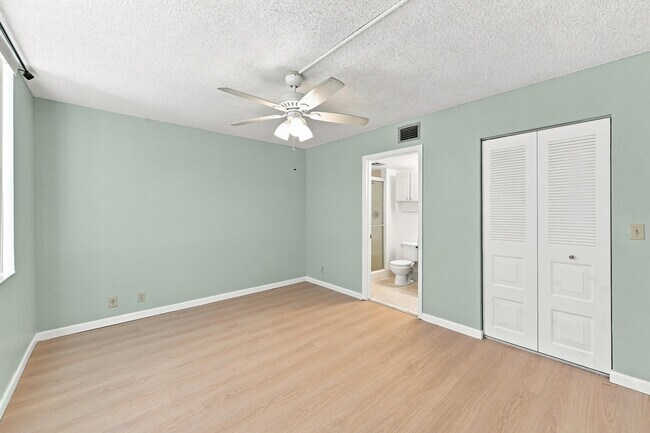 Building Photo - 950 NW 80th Ave