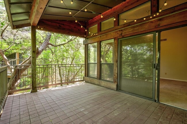 Building Photo - Beautiful 2 Bed / 2 Bath Home with Balcony in Austin