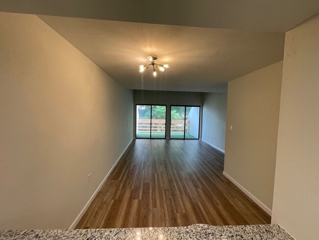 Building Photo - Walking Distance to Shands and VA
