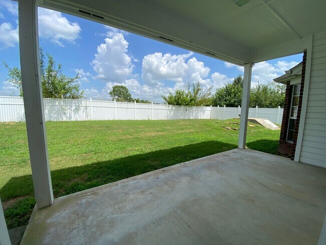 Building Photo - Great location with easy highway access.