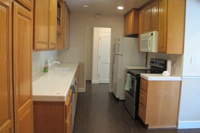 Building Photo - 490 Glenhill Dr