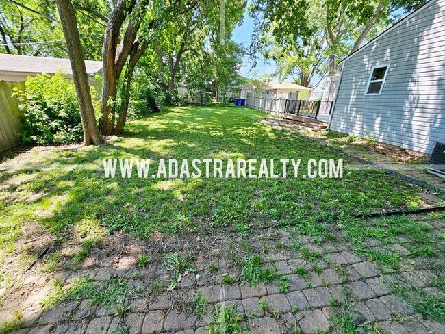 Building Photo - Spacious North Overland Park Bungalow-Available in FEBRUARY!!