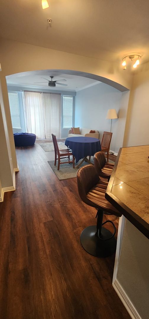 Building Photo - 2/2 Apartment Walking Distance from UT