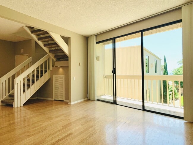 Building Photo - LIVE IN LA JOLLA! LOVELY TOWNHOME WITH BEA...