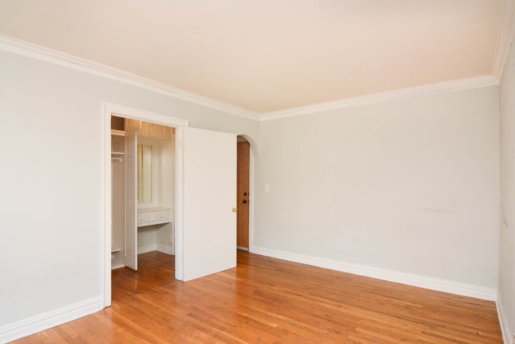 Building Photo - 533 W Roscoe St