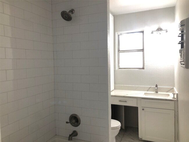 Building Photo - 5005 De Milo Dr