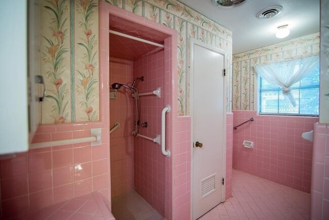 Building Photo - 1701 Ave R