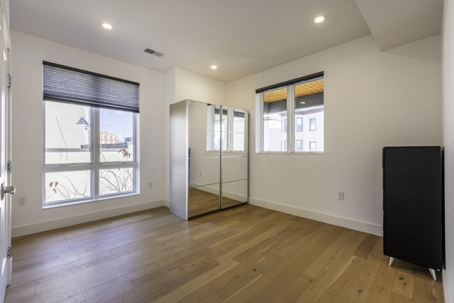 Building Photo - 946 Saratoga St