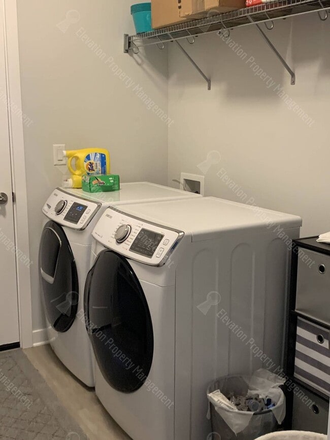 Building Photo - Beautiful 3 BR single-level UNFURNISHED home in SW Redmond!