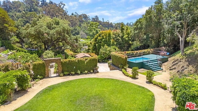 Building Photo - 1957 Mandeville Canyon Rd