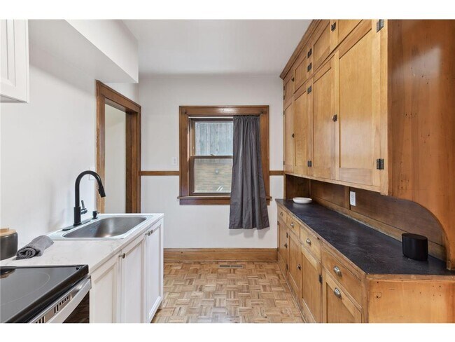 Building Photo - 953 17th Ave SE