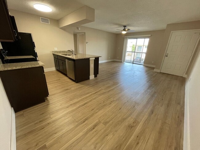 Building Photo - ANNUAL RENTAL -  1 BED / 1 BATH CONDO AT M...