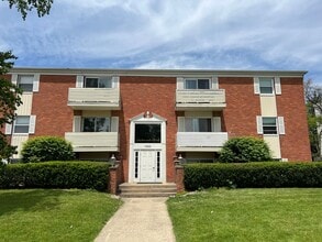 Building Photo - Updated 2 bedroom Condo - Available August 2026