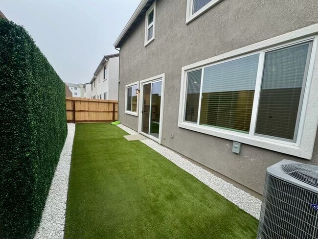 Building Photo - Beautiful Brand New SOLAR 3 bedroom 2.5 Bathroom Just Built in Lincoln CA!