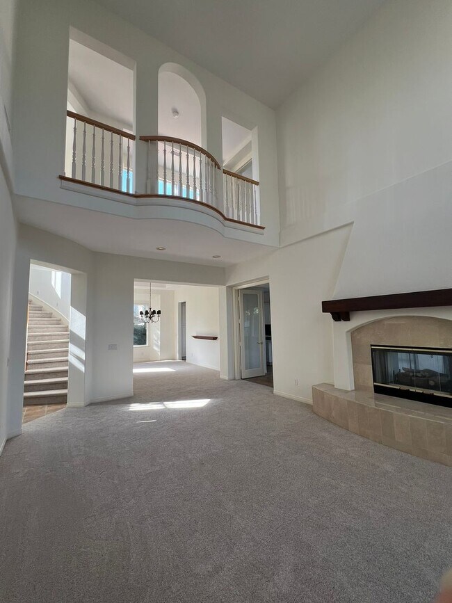 Building Photo - Luxury En Suite Living & Panoramic Views