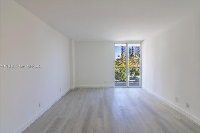 Building Photo - 100 Bayview Dr