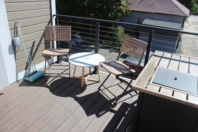 Building Photo - 442 E 7th St