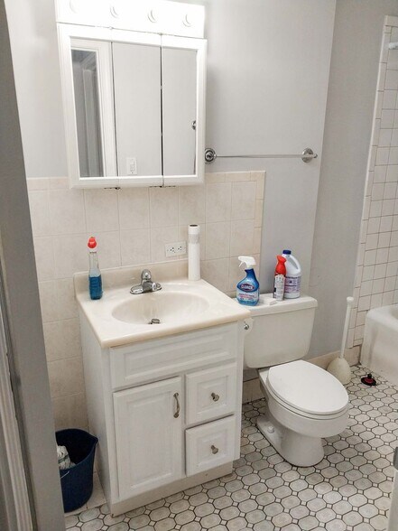 Building Photo - 3706 N Sheffield Ave