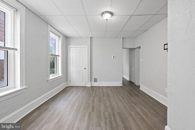 Building Photo - 832 Stanbridge St