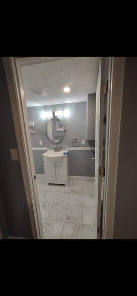 Building Photo - Room in House on New Crossing Trail E