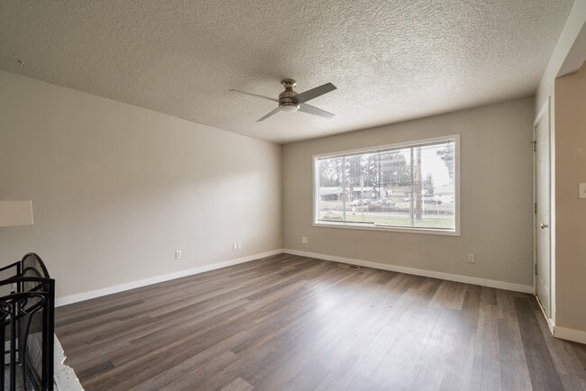 Building Photo - 15706 E Burnside St