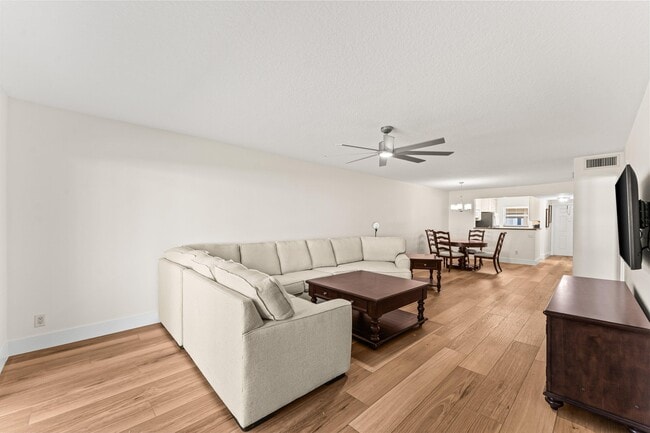 Building Photo - 2905 SW 22nd Ave