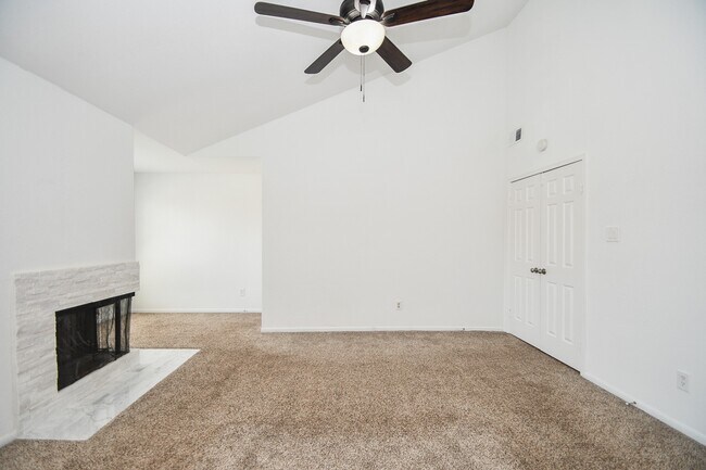 Building Photo - 718 Country Pl Dr